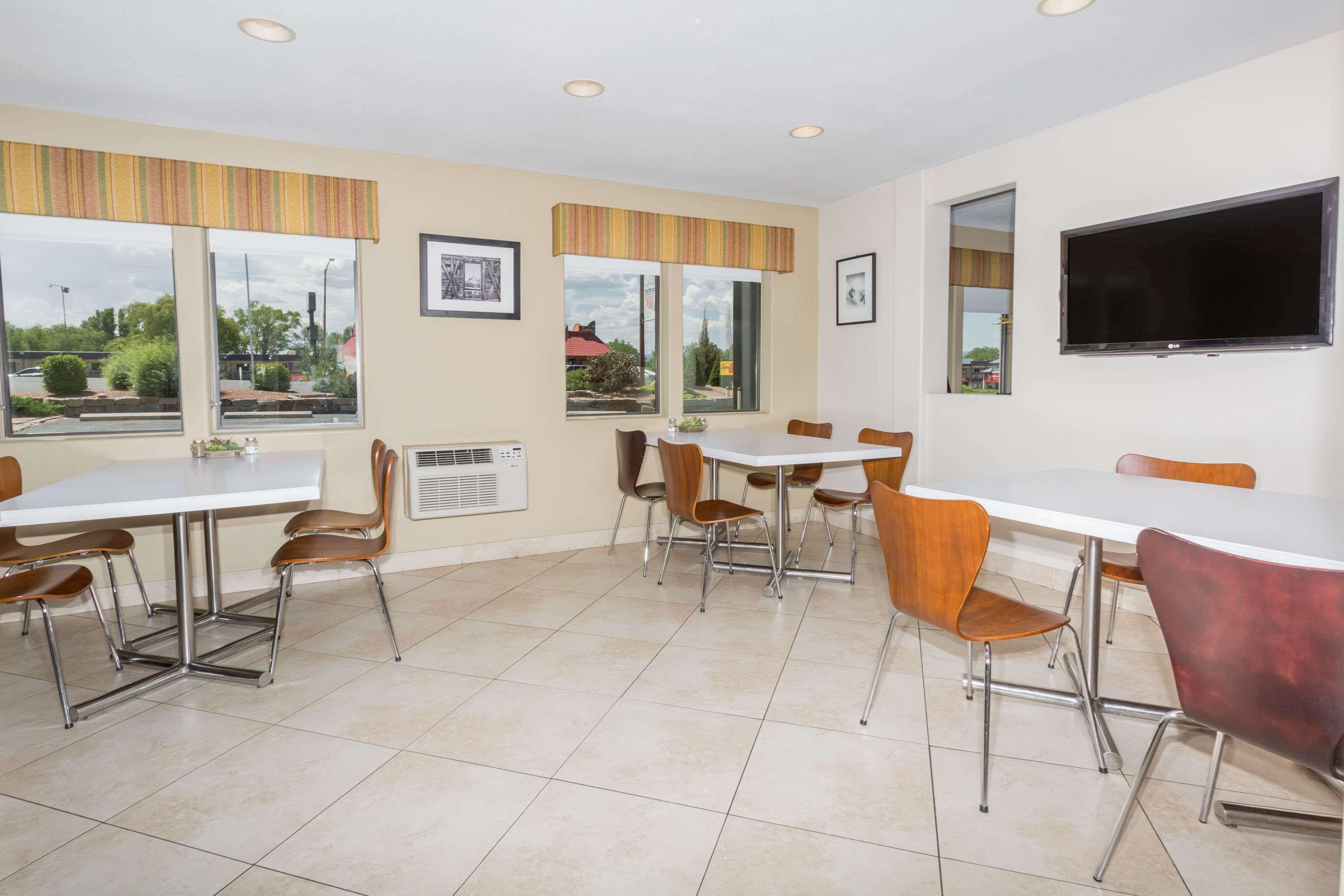 ซูเปอร์ 8 บาย วินด์แฮม มอนโทรส Motel มองโทรส ภายนอก รูปภาพ