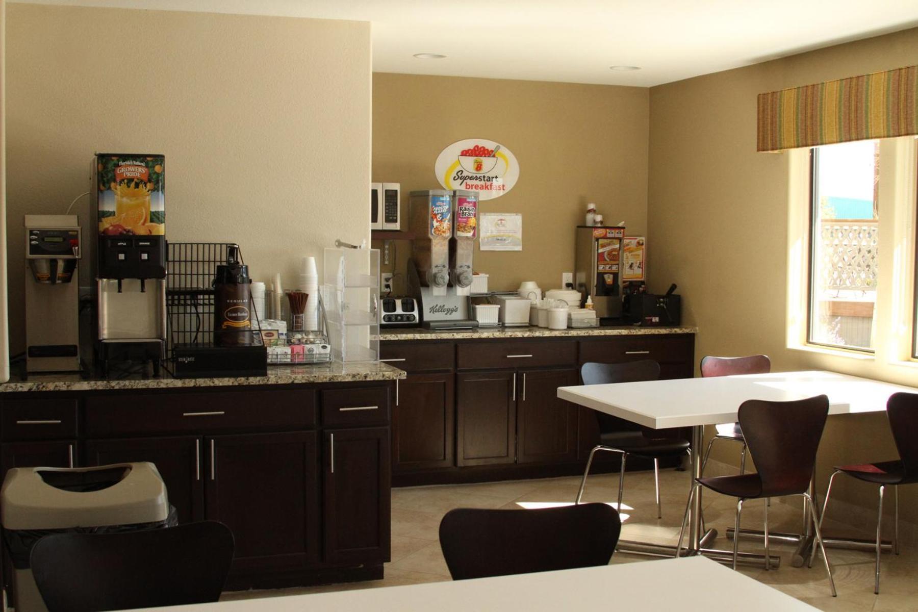 ซูเปอร์ 8 บาย วินด์แฮม มอนโทรส Motel มองโทรส ภายนอก รูปภาพ