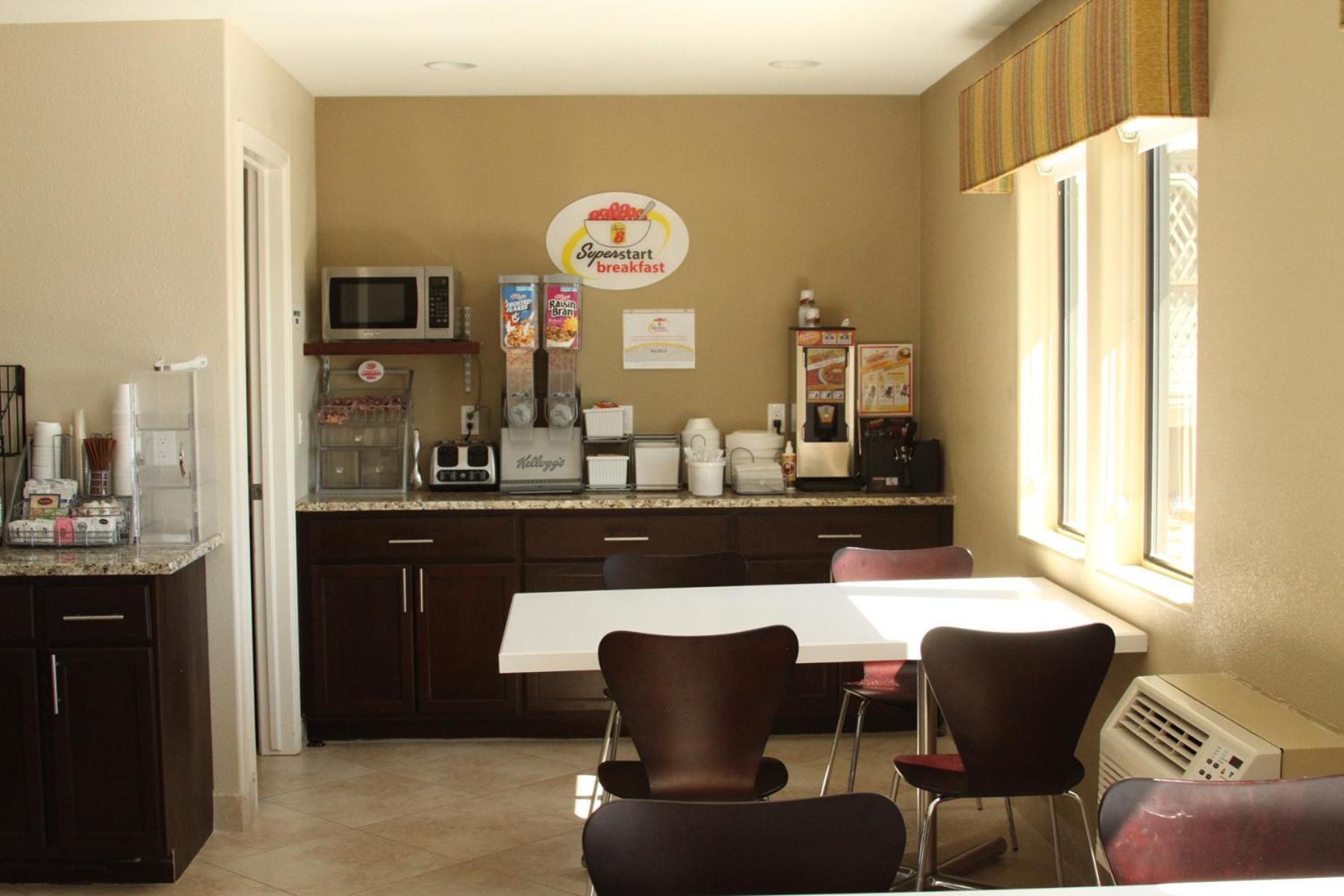 ซูเปอร์ 8 บาย วินด์แฮม มอนโทรส Motel มองโทรส ภายนอก รูปภาพ