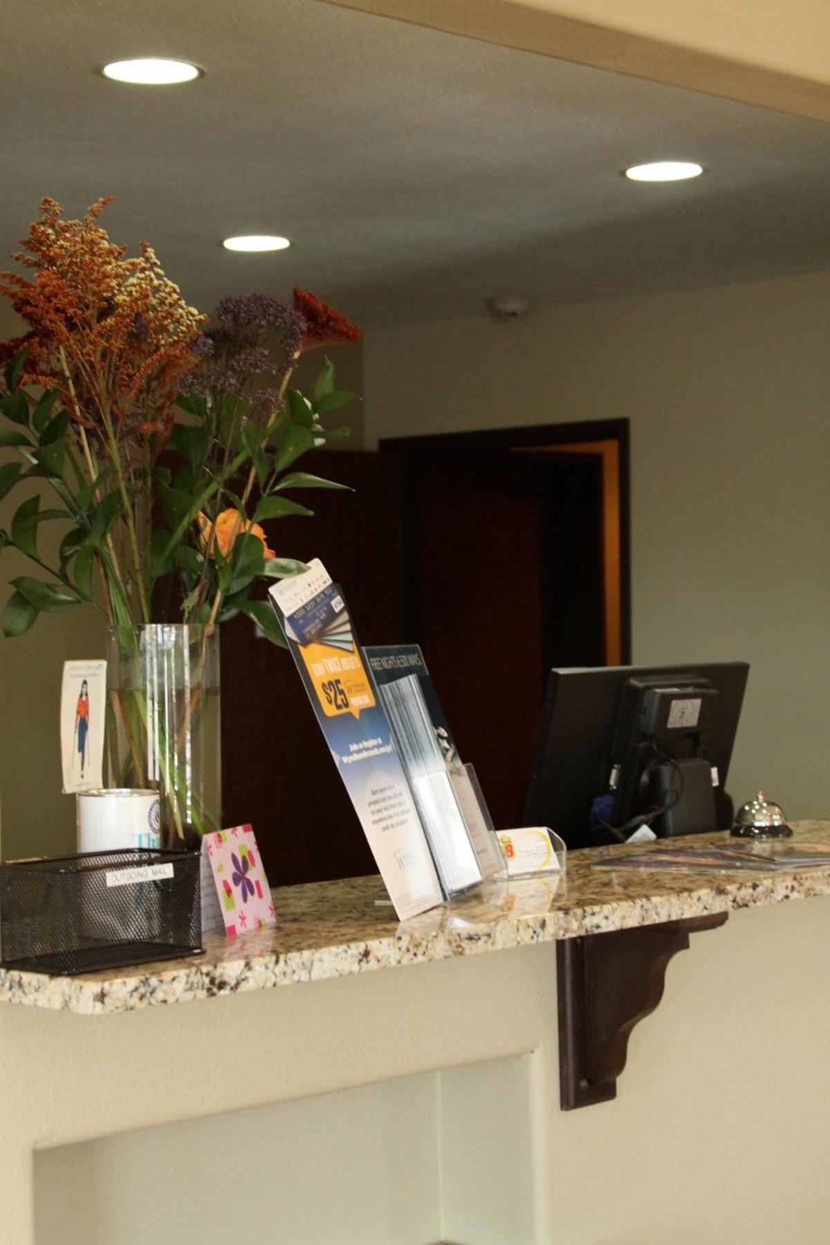 ซูเปอร์ 8 บาย วินด์แฮม มอนโทรส Motel มองโทรส ภายนอก รูปภาพ