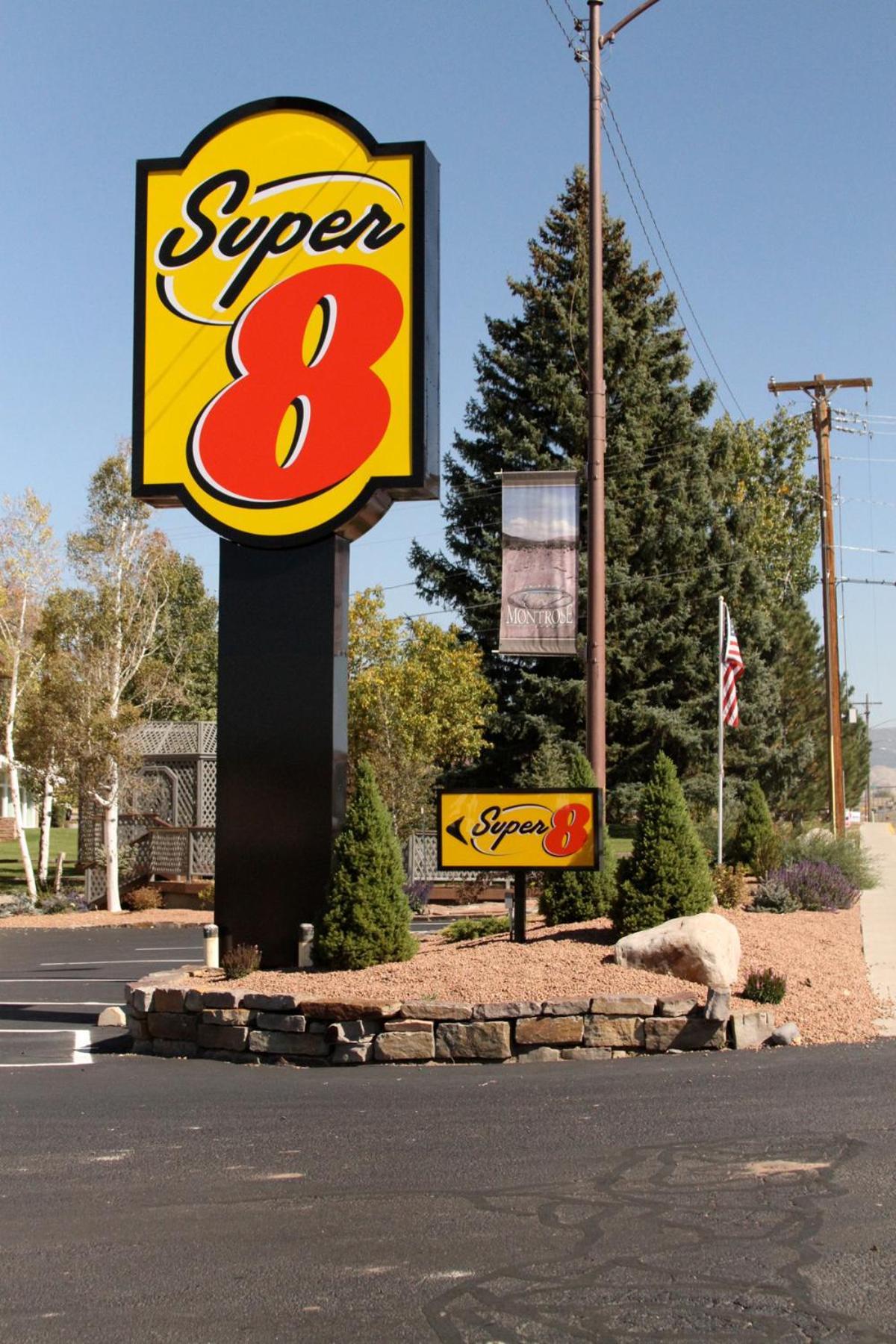 ซูเปอร์ 8 บาย วินด์แฮม มอนโทรส Motel มองโทรส ภายนอก รูปภาพ