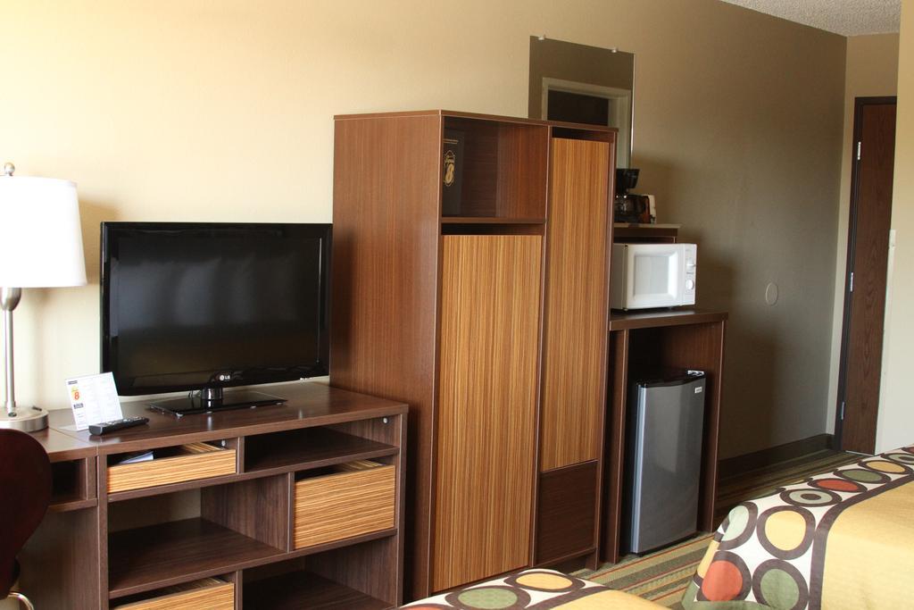ซูเปอร์ 8 บาย วินด์แฮม มอนโทรส Motel มองโทรส ภายนอก รูปภาพ