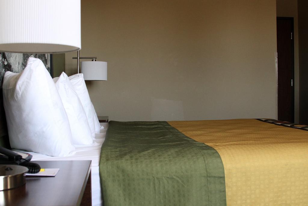 ซูเปอร์ 8 บาย วินด์แฮม มอนโทรส Motel มองโทรส ภายนอก รูปภาพ